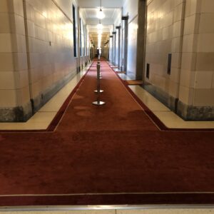 廊下や階段に敷かれる赤いカーペット