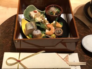 前菜7種の重箱盛りに始まり、 綺麗な彩りの料理が並びます