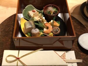 前菜7種の重箱盛りに始まり、 　綺麗な彩りの料理が並びます