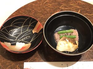鯛の赤飯俵蒸し 上品なお椀は蓋の意匠も綺麗