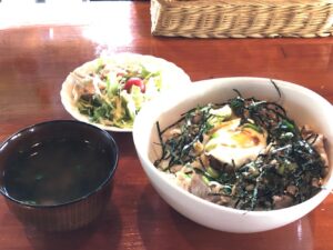 野菜サラダとワカメスープ付