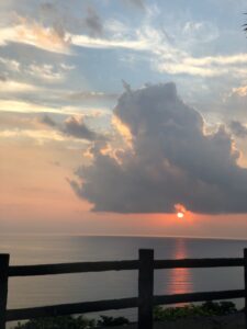 雲の合間から夕陽が