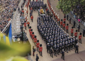 エリザベス女王の棺を乗せた砲車とともにロンドン市内を進むイギリス海軍兵士（イギリス海軍画像抜粋）