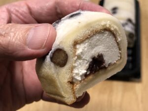 塩豆大福仕立てのもち食感ロール